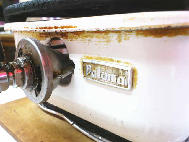 パロマはガス給湯器だけではなかった。白いボディーと2列スリット鉄板のオリジナル性に富む名機。
