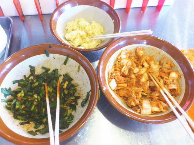 フリーご飯には白菜とニラキムチ。
